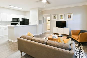 Spacious living room with 9' ceilings with crown molding  